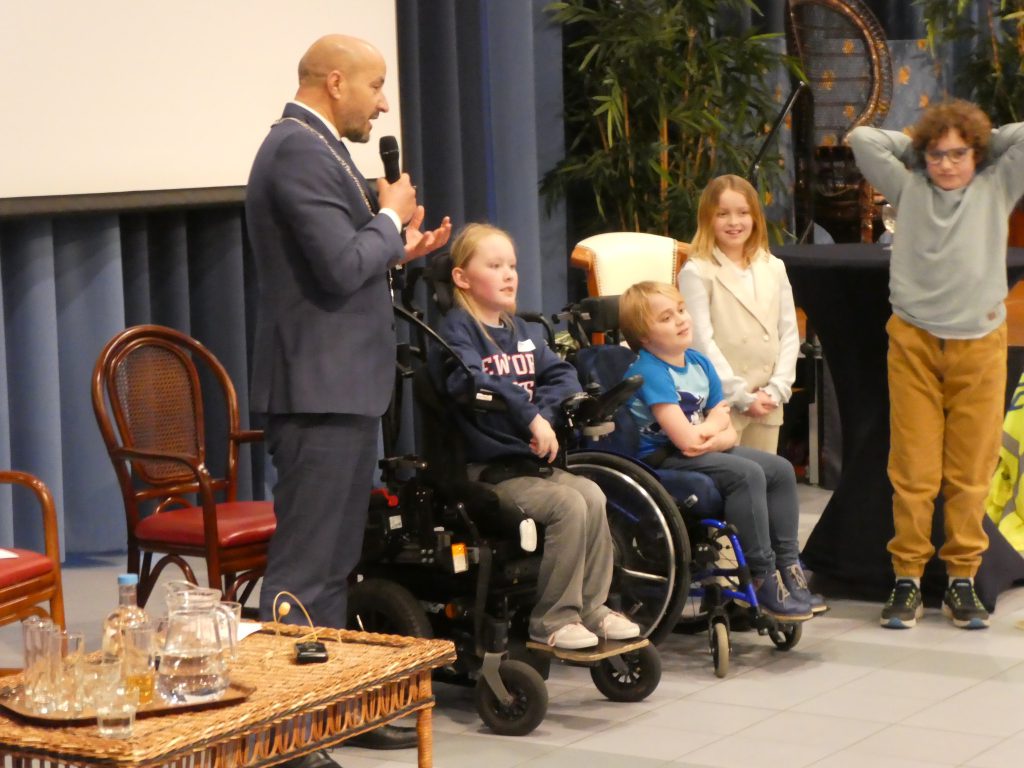 Burgemeester Marcouch en kinderambassadeurs