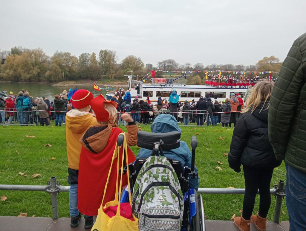 Sinterklaasboot komt aan op de Rijnkade